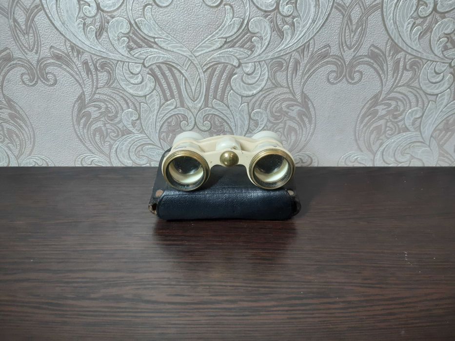 Биноколь театральный с чехлом в рабочем состоянии