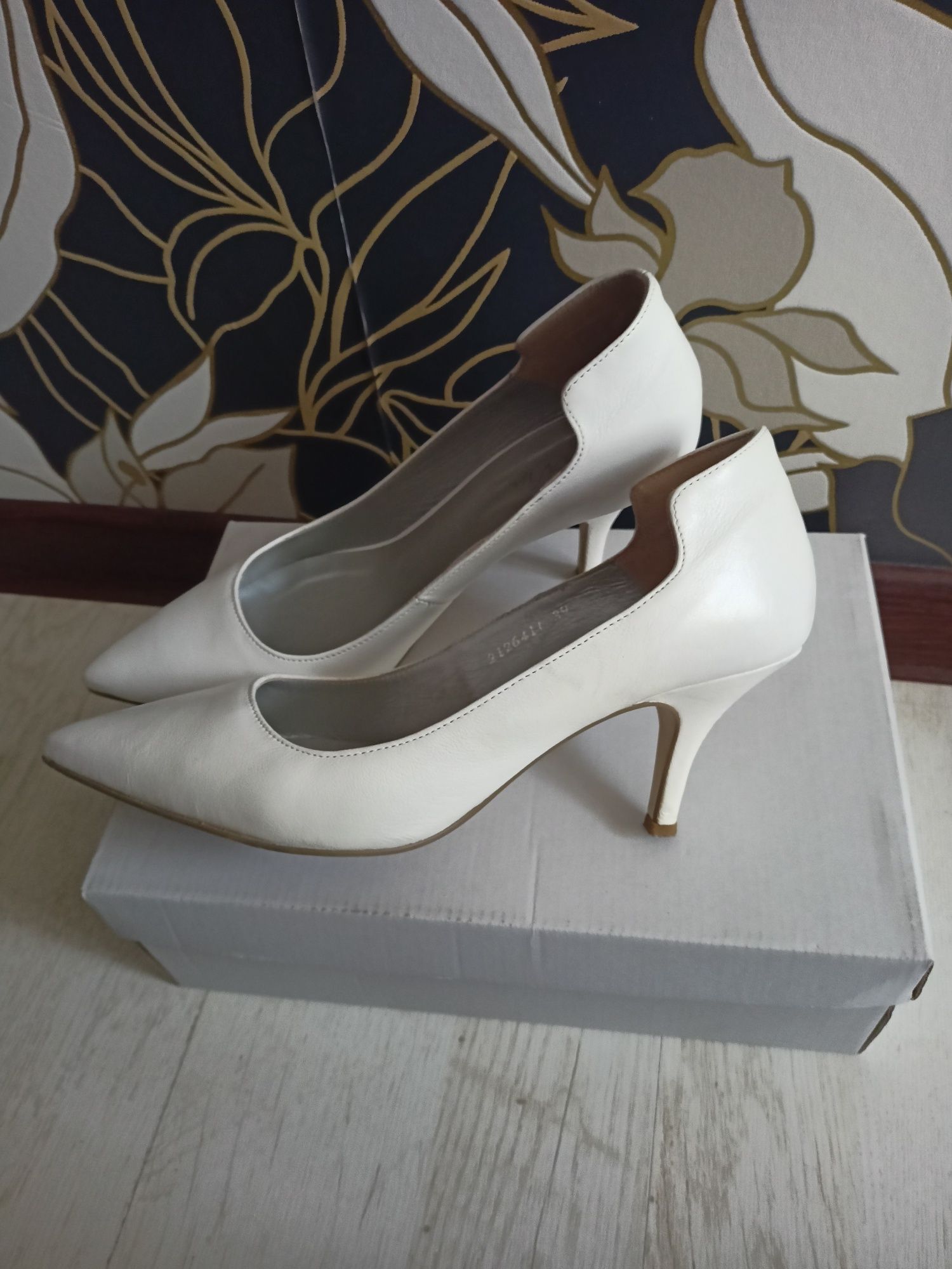 Бели дамски обувки на ток 6см