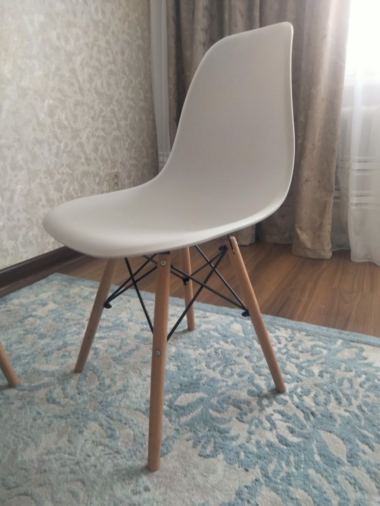 Маникюрный стол и стулья
