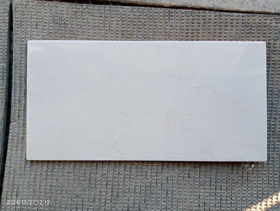 Плитка облицовочная 20х40см светлого цвета 4.4 кв.м