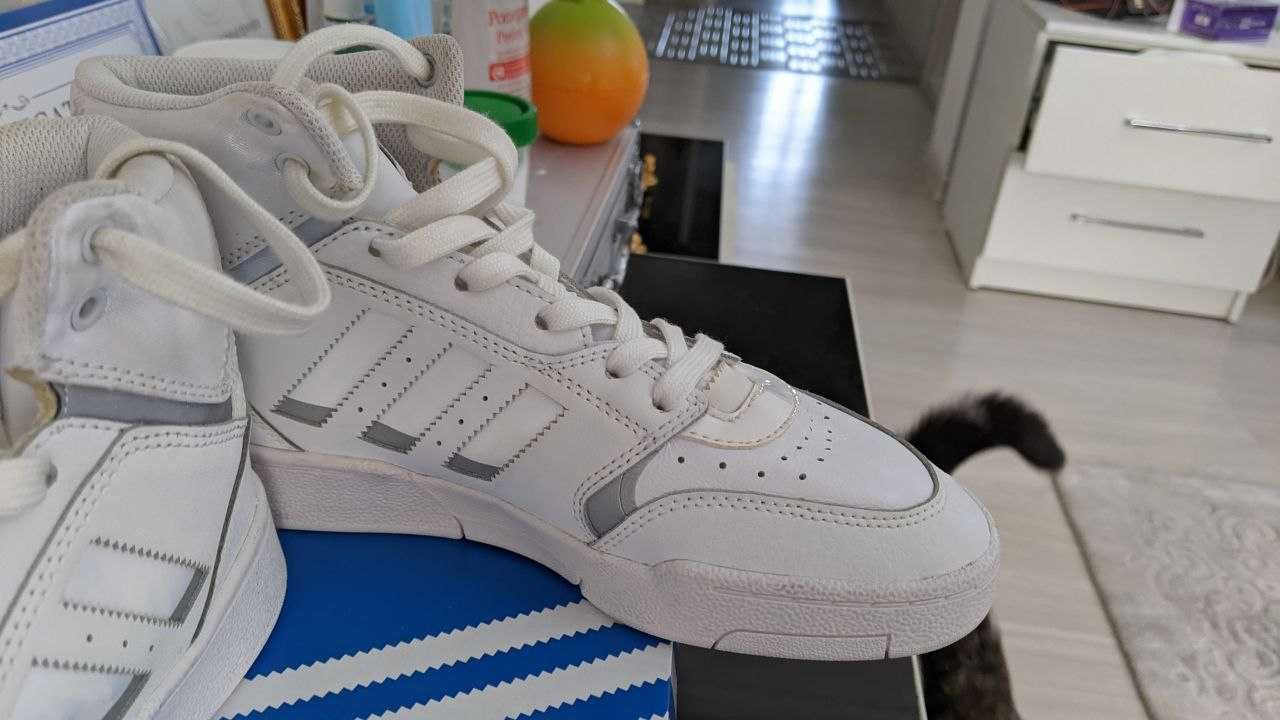 Продаю женские кроссовки Adidas 38.5