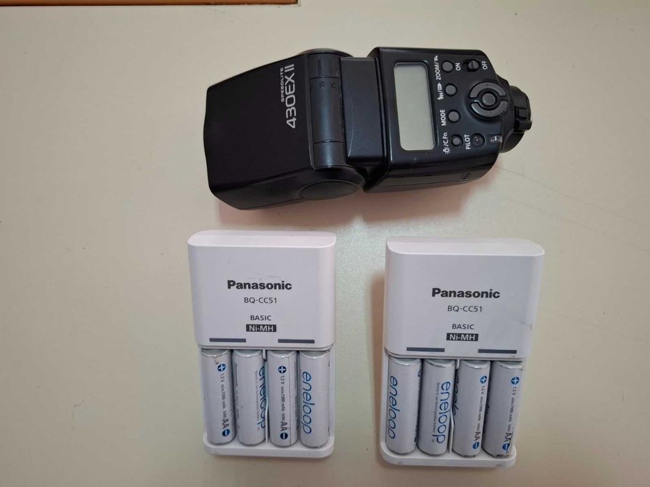 Светкавица Canon Speedlite 430 EX II EOS + 2 зарядни + 2 чифта батерии
