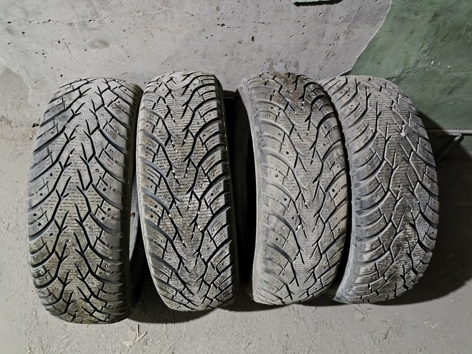 Зимние покрышки 215/65/16