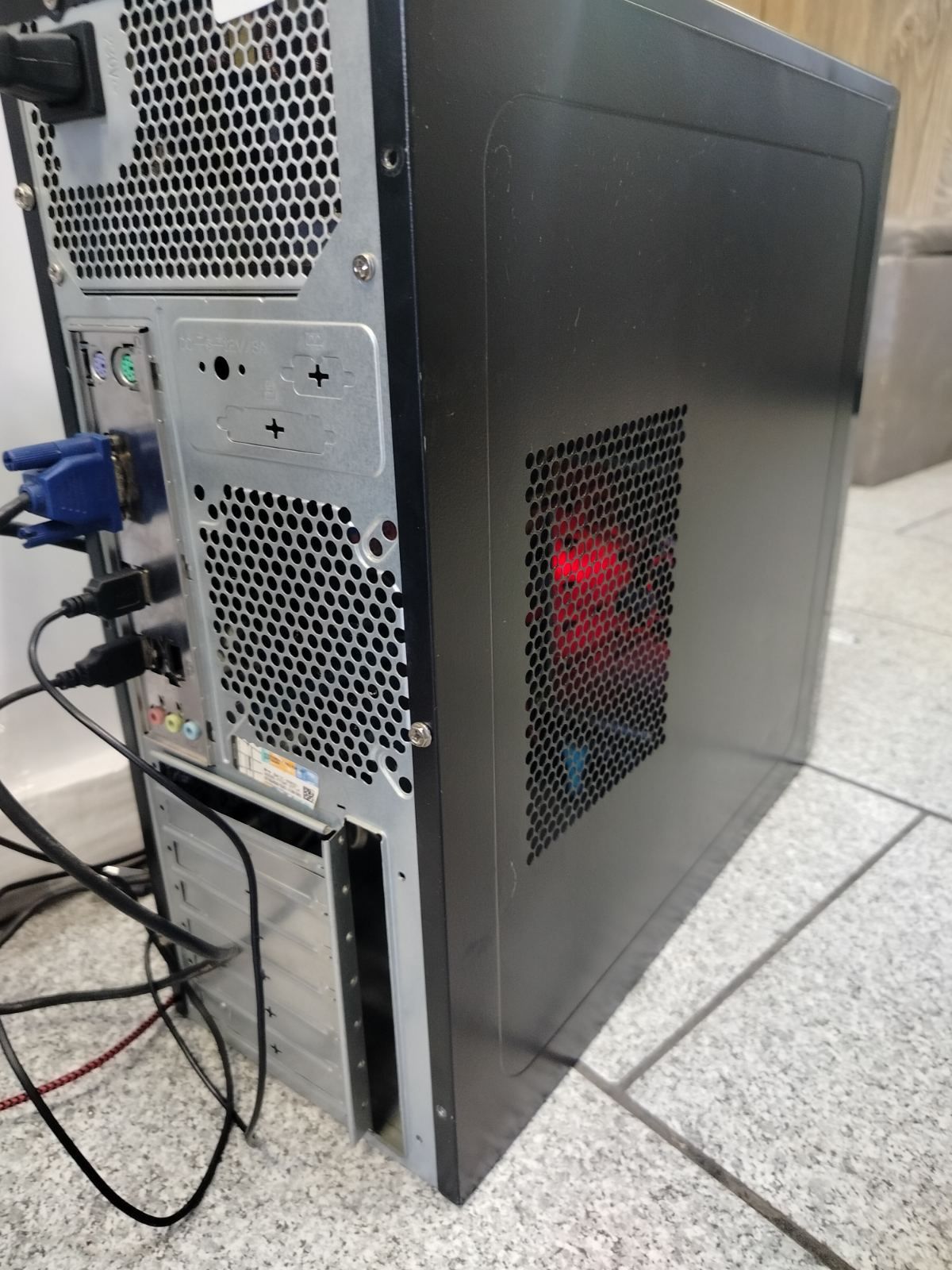 Настолен компютър Intel Pentium / Монитор Acer и периферия