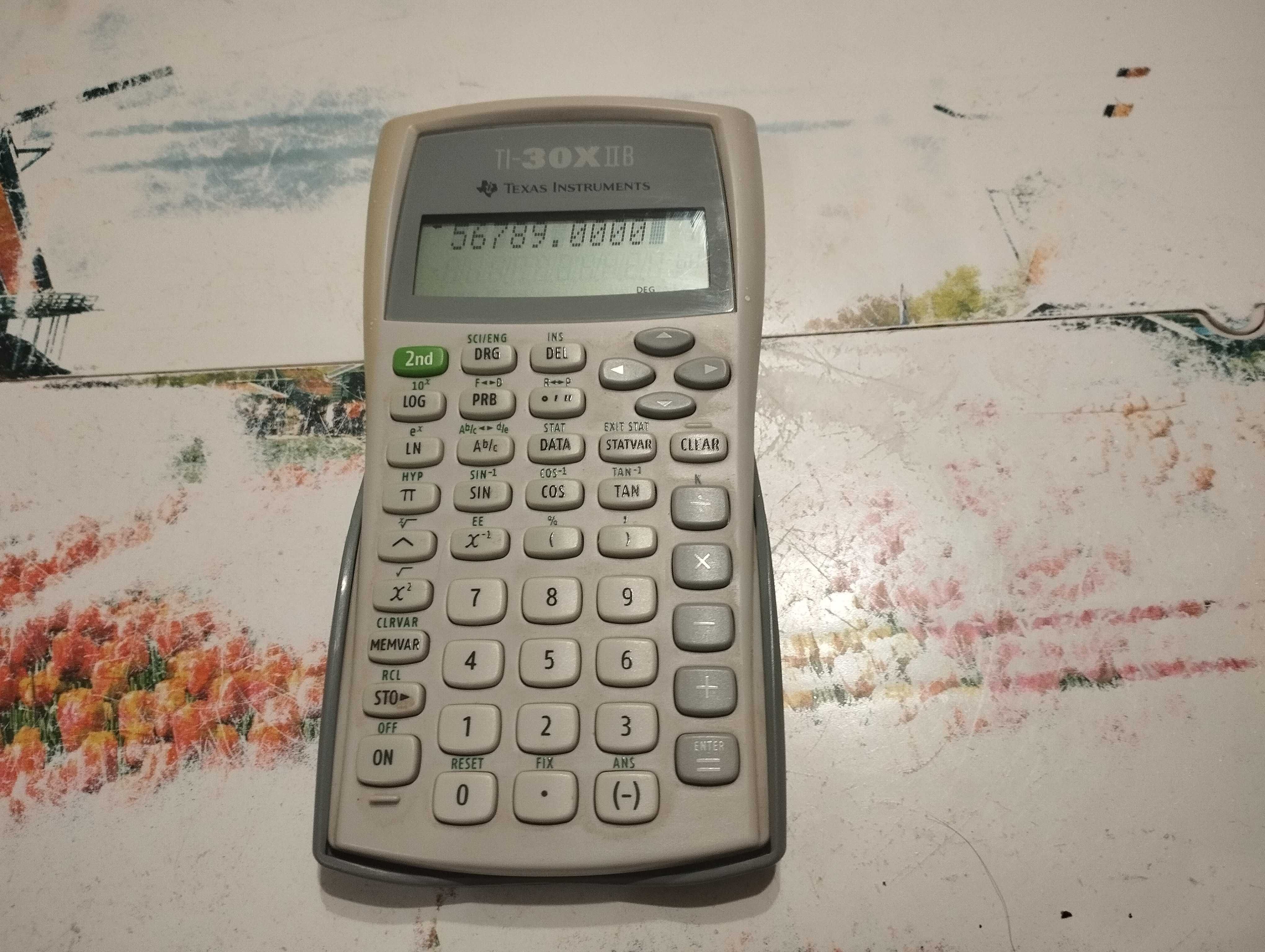 Научен калкулатор Texas Instruments TI-30XIIS, работещ отлично.