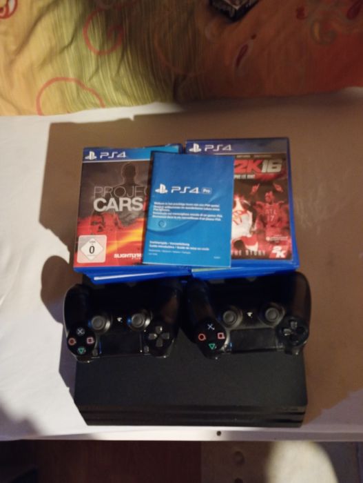 Vand PS4 pro pret 250€ negociabil,11 jocuri +2 console