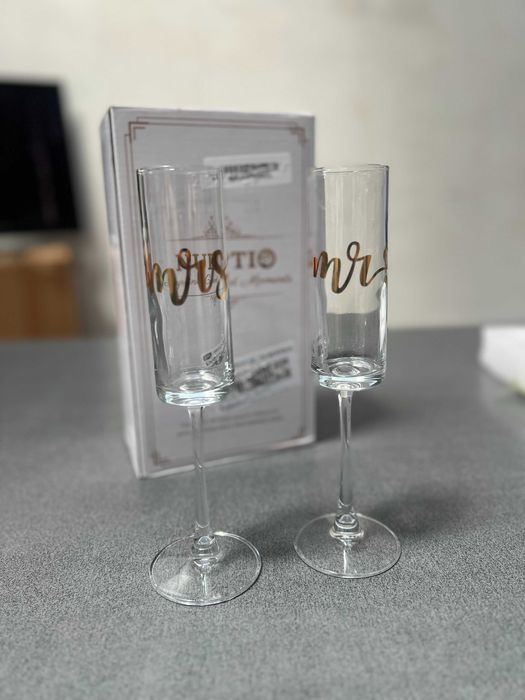 NUPTIO – Комплект от 2 чаши за шампанско Mr & Mrs, златно гравирани