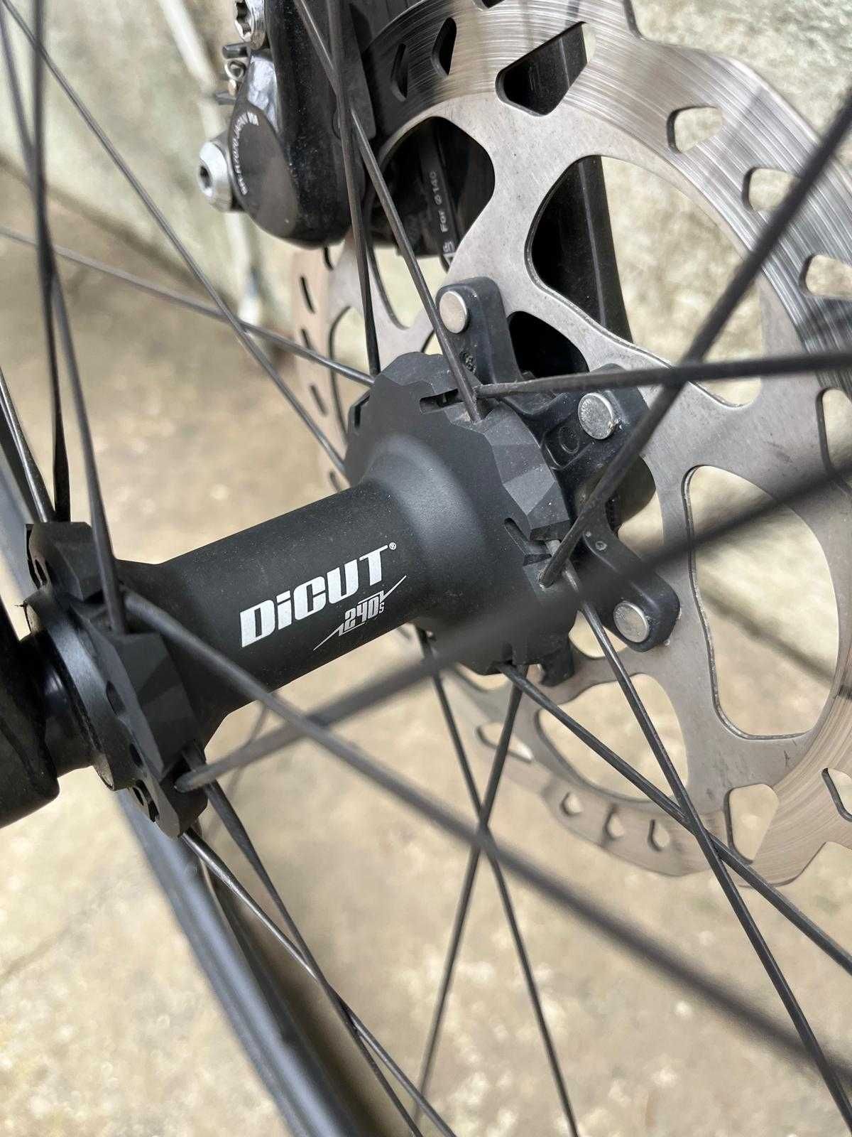 Specialized Roubaix SPORT Shimano 105 cu upgrade roti DT Swiss PR 1400
