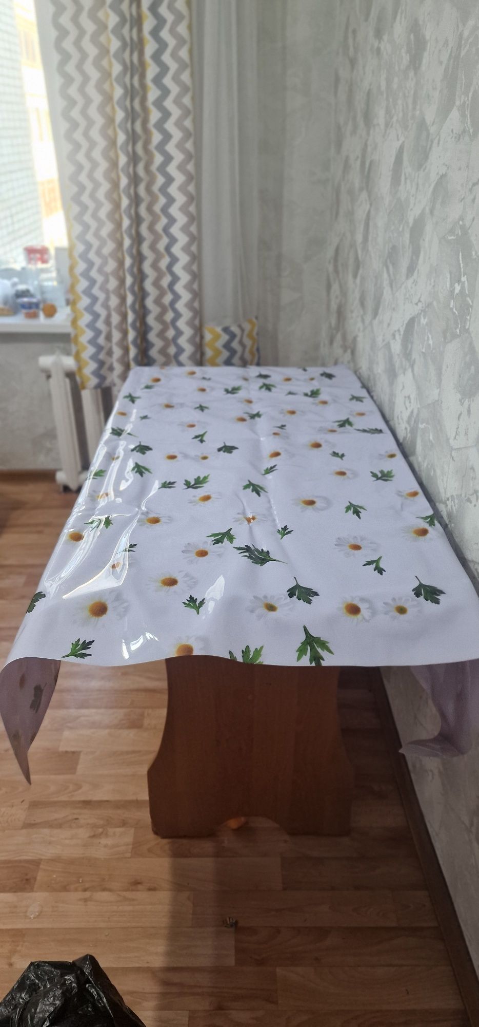 Продам стол с табуретками
