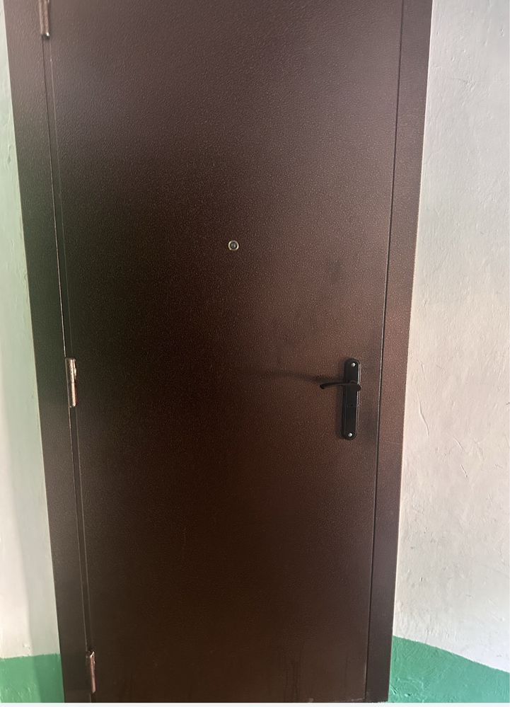 Продам б/у входную дверь