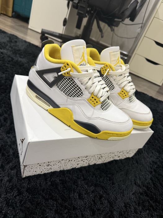 Jordan 4 Vivid Sulfur