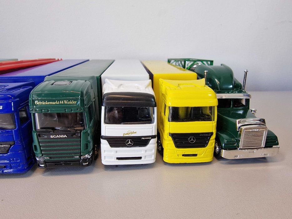 Set 12 camioane, lungime 15–22 cm, cabină metalică + remorcă plastic