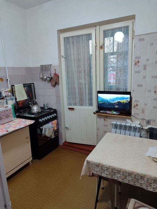 Продается 2-х комнатная квартира на 1-м этаже.