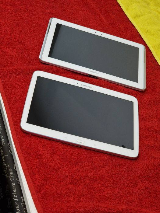 2 tablete Samsung fara accesorii