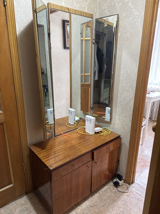 Отдам даром трюмо,