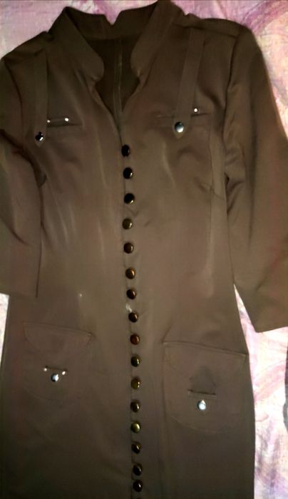 Это коричневое платье-рубашка с рукавами три четверти и пуговицами спе