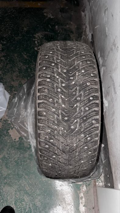 Продам шипованные шины Nokian