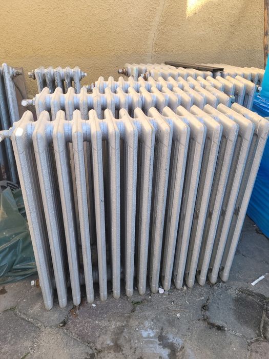 Calorifere de  fonta in stare buna.