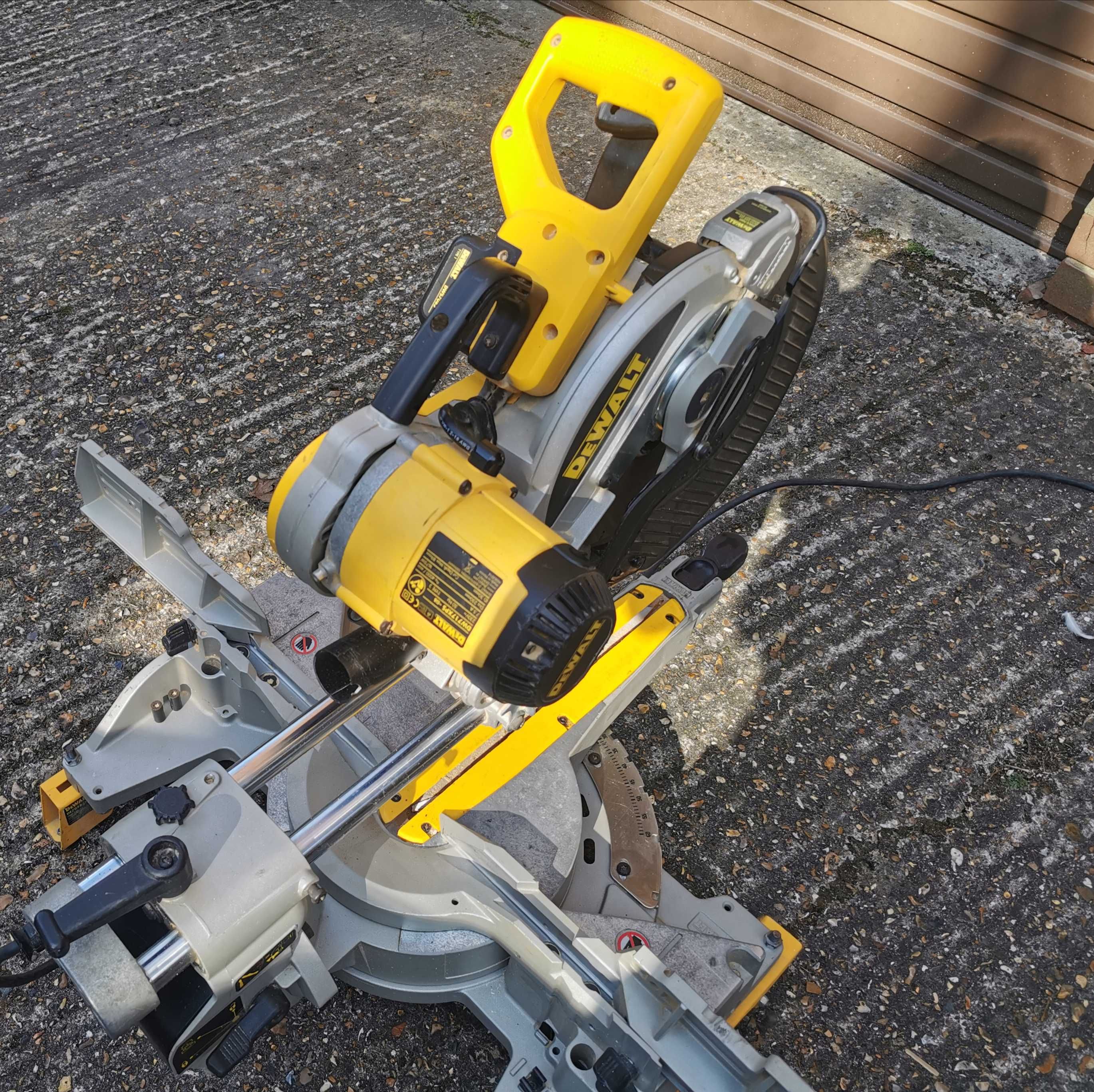 Потапящ Циркуляр пендула Dewalt Dw717 XPS