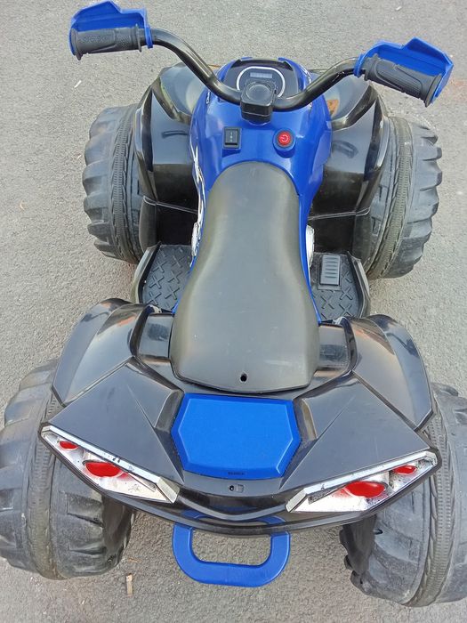 De vanzare ATV electric cu doua acumlatoare de 12 volti 7Ah