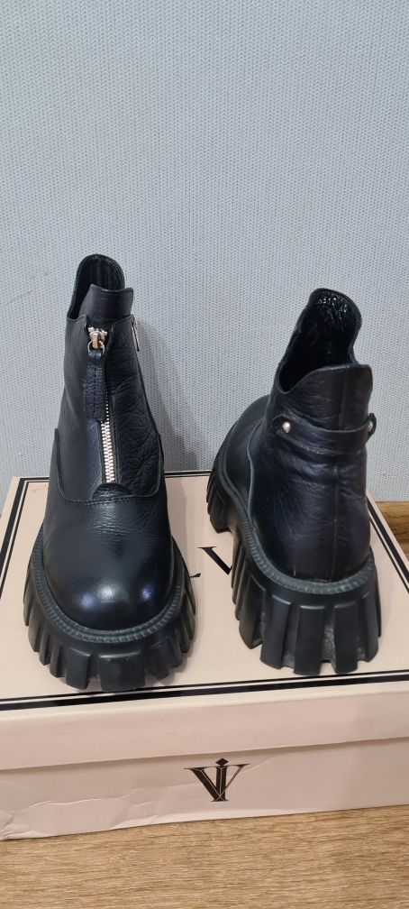 Женские демисезонные ботинки
