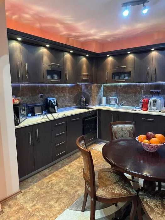 Продава се Тристаен апартамент в Пловдив, Съдийски - 110 кв.м за 1728 €/кв.м - Снимка #8