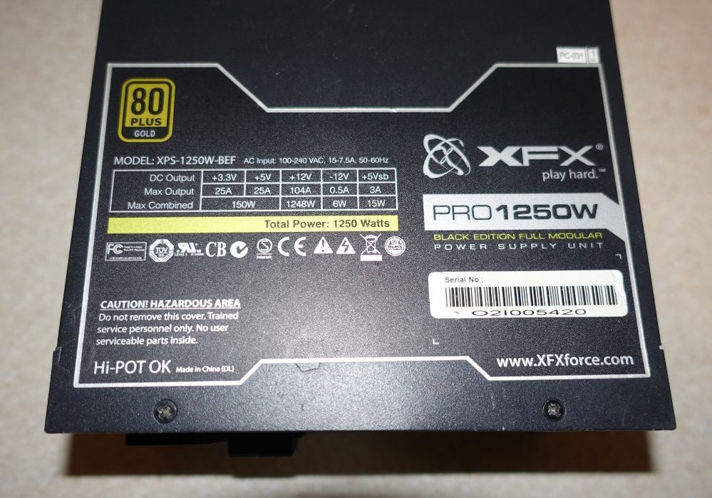 Золотой блок питания XFX XPS-1250W-BEF мощностью 1250Вт