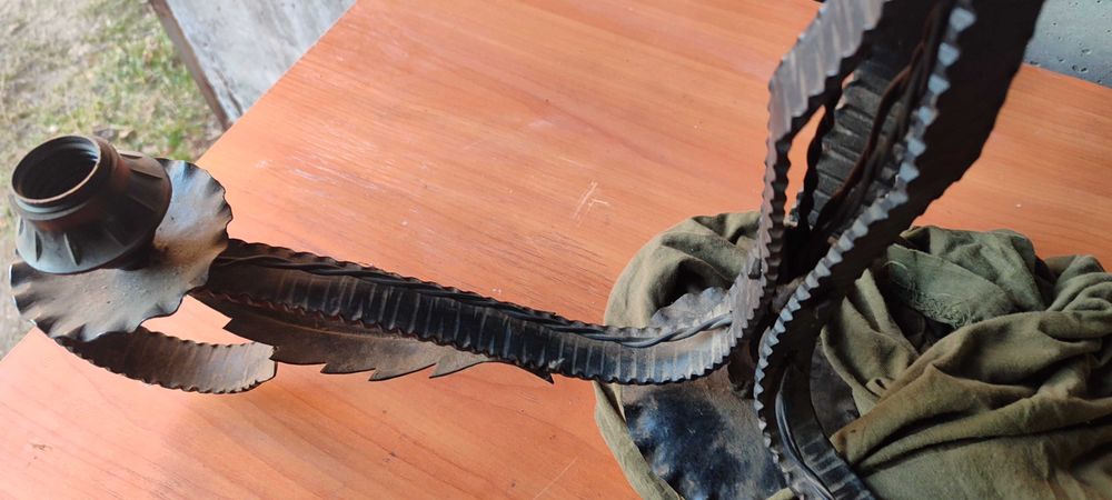 Продавам два броя полюлеи от ковано желязо.