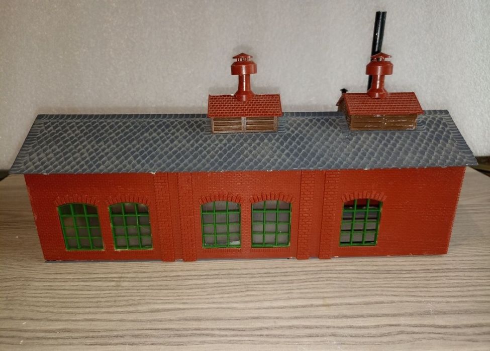 Diorama clădire remiză Faller 

Dimensiuni 305*158*170

Predare person