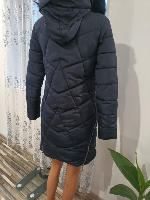 Зимно дълго, разкошно дамско яке със пълнеж. Обличано е само два пъти,