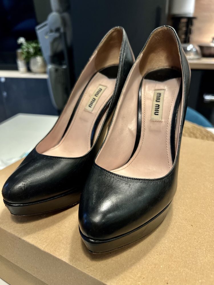 Класически черни обувки на ток Miu Miu