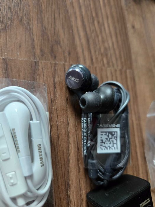 Нови Samsung слушалки зарядно кабел