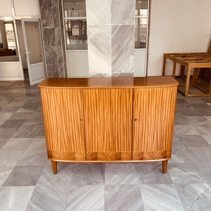 Ретро шкаф с елегантна фурнирована повърхност