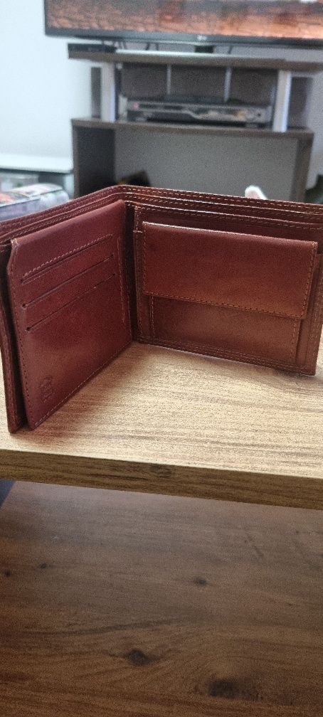 Продавам ново кожено протмоне