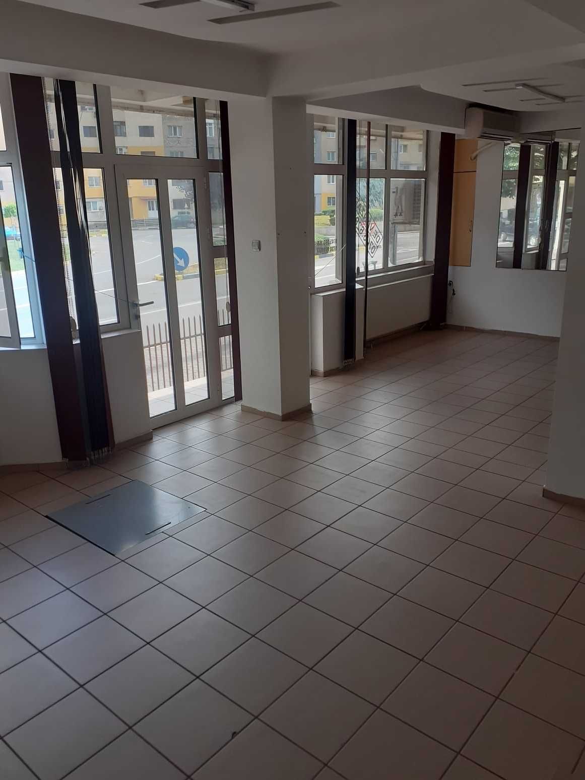Vând două apartamente legate în Tecuci cu spațiu comercial