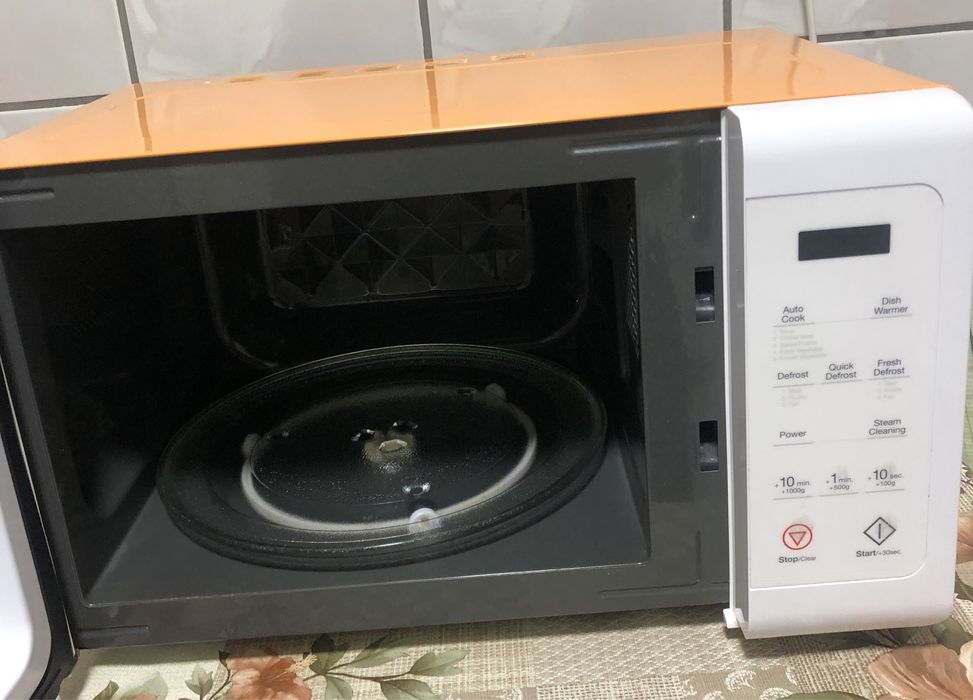 Vând cuptor cu microunde DAEWOO  Shiny Clean, stare foarte bună.