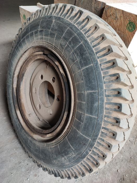 Гуми с джанти за камион