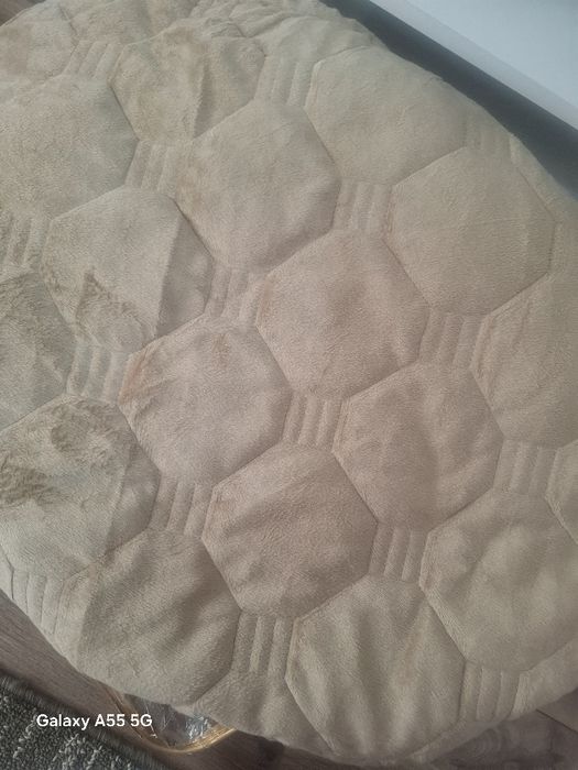 Cuvertura de pat 1.80 cm pe 2 m în stare nouă