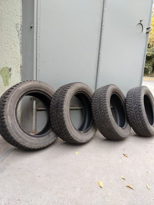 Продам шины зимние шипованые DUNLOP б/у
