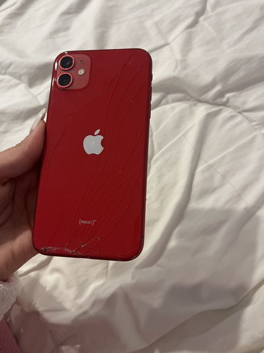 Vând iPhone 11.