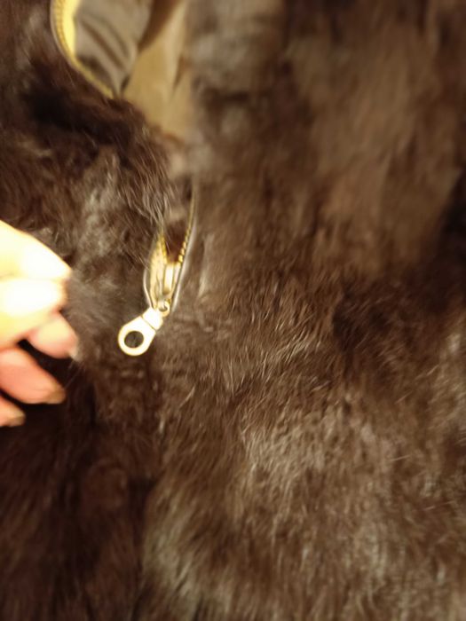 Два елека с естествен косъм. Кафявия е чисто нов.