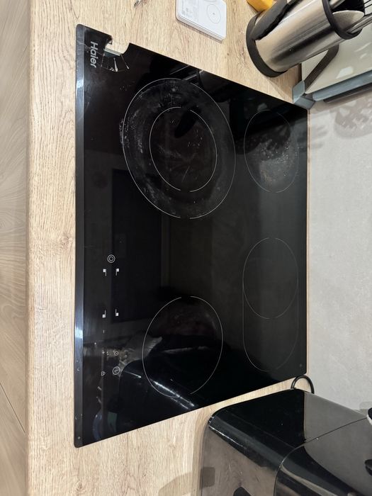 Стеклокерамическая варочная панель Haier — рабочая, есть скол