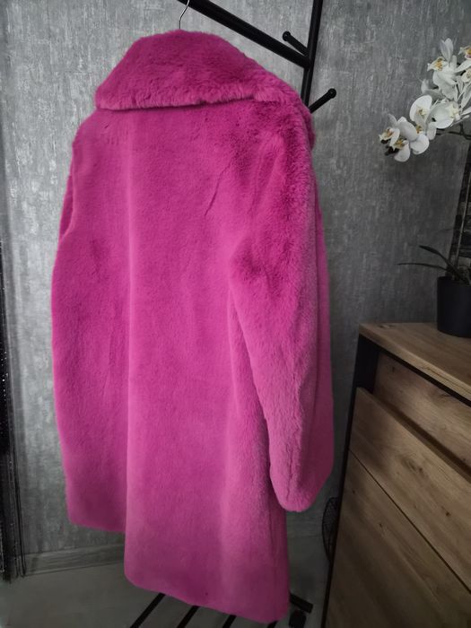 Дамско плюшено палто в ярко розов цвят
A sleek editorial portrait in a