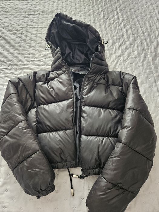 Късо черно дебело якенце.