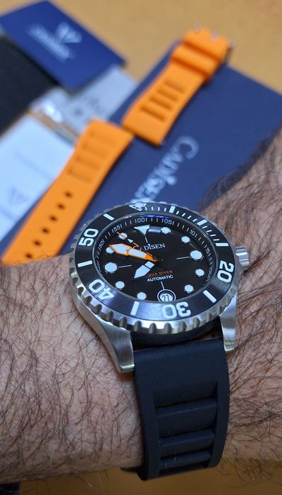 Nou. Automatic. Ceas cu mecanism japonez, Seiko.