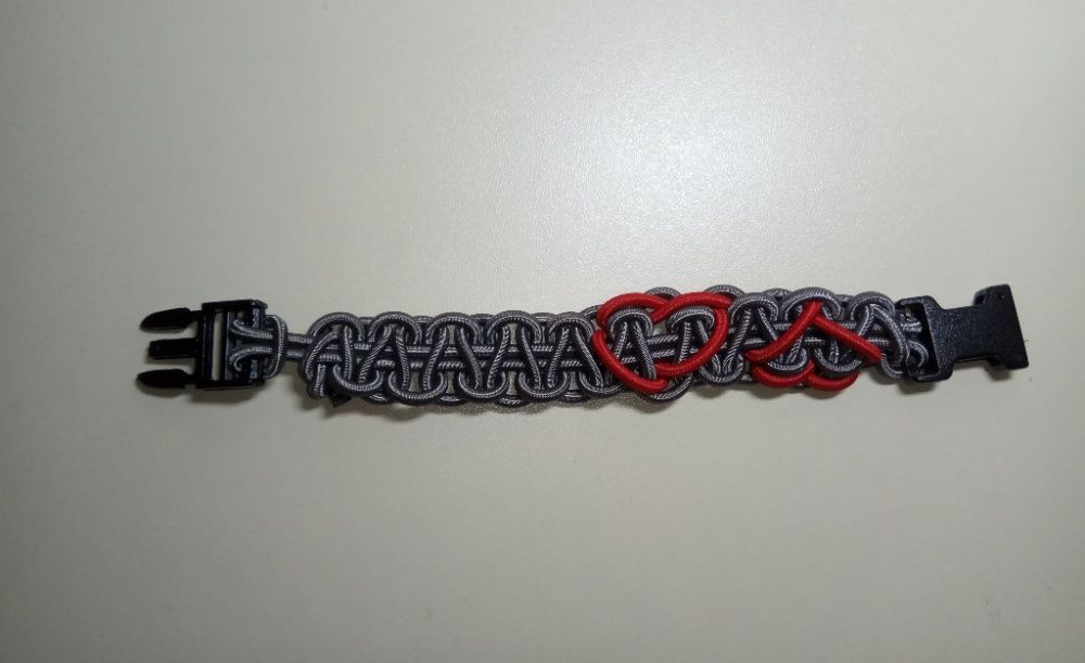 Handmade. Bratara cu inimioare.