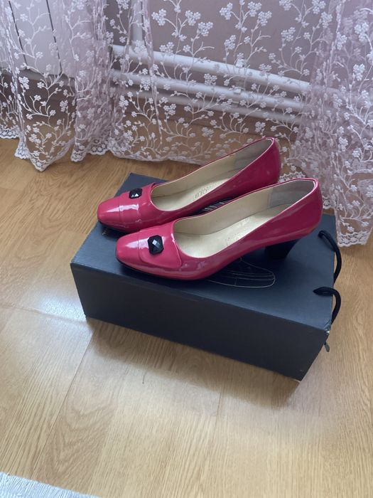 Pantofi de piele lacuita !Doua perechi ! Pot fi vinduti separat!