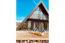 Cabana stil A Frame, casa, foisoare si terase din structura de lemn