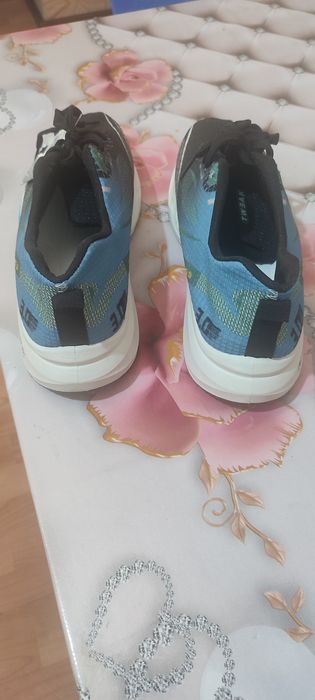 Продам новые кроссовки