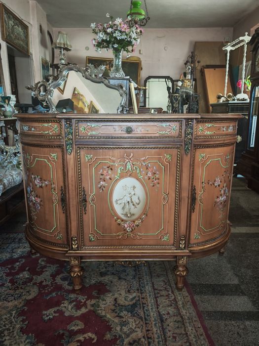 Красив рисуван комод.